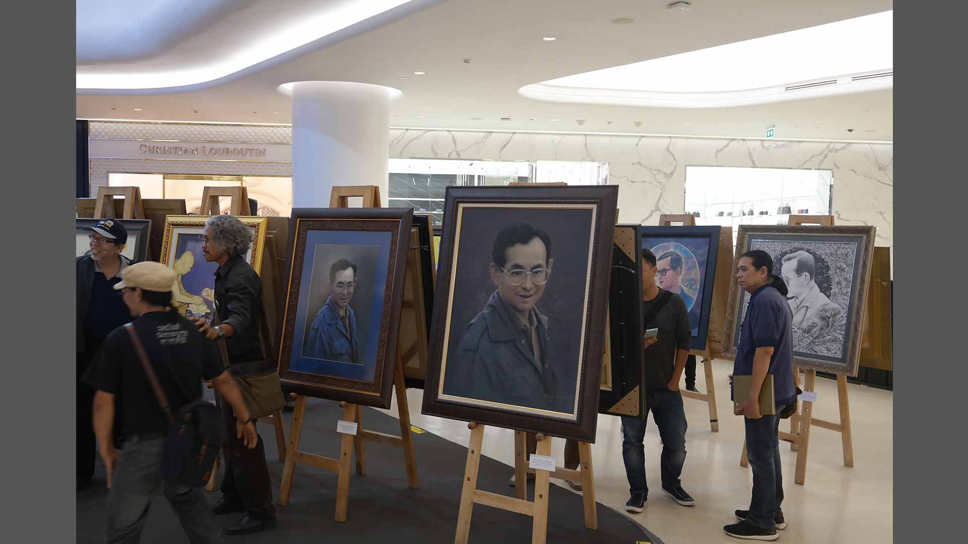 Exhibition The King of People's Hearts | นิทรรศการ ในหลวง ดวงใจของปวงชน โดย สมาคมศิลปินทัศนศิลป์นานาชาติ