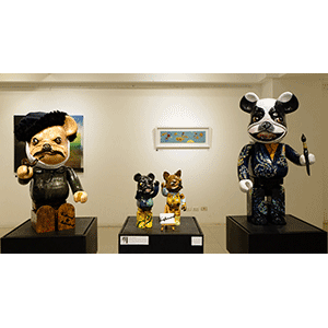 Artist : Nuttida Phujeeb | ณัฐธิดา ภู่จีบ ชื่อผลงาน : Vinfrench Bearbrick 1000% and 400%