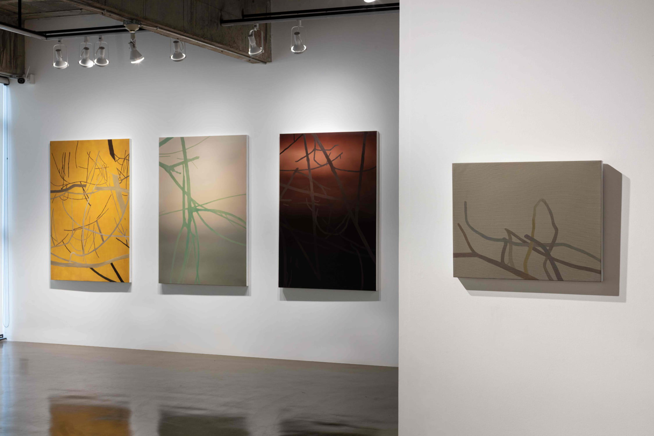 In Between | ในระหว่าง โดย กนกพล สมเชื้อ