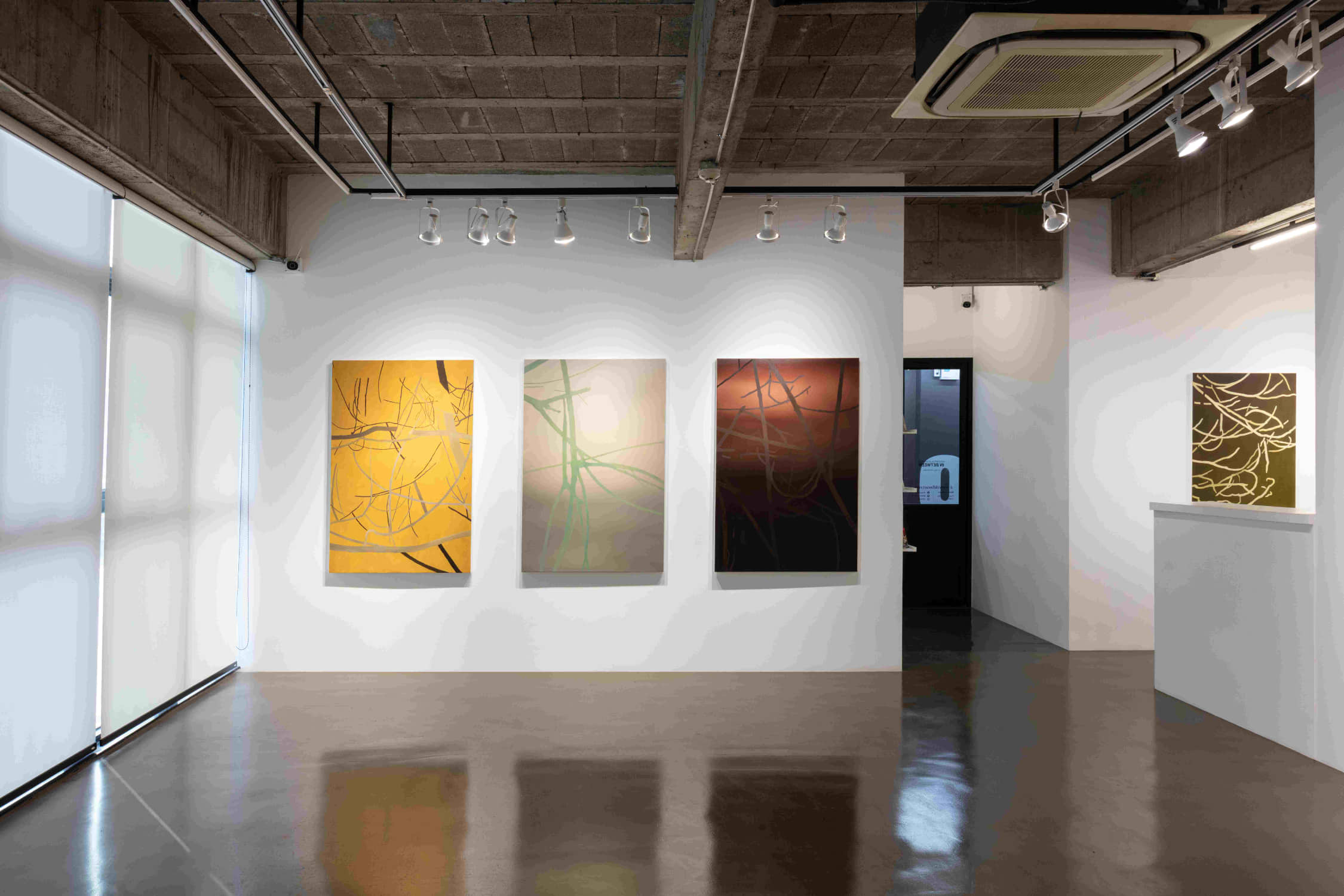 In Between | ในระหว่าง โดย กนกพล สมเชื้อ