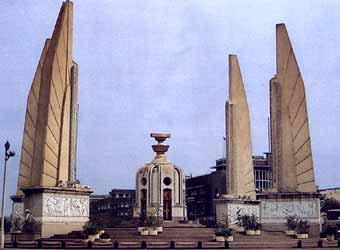 Work : High-reliefs in white cement ornamenting the Victory Monument