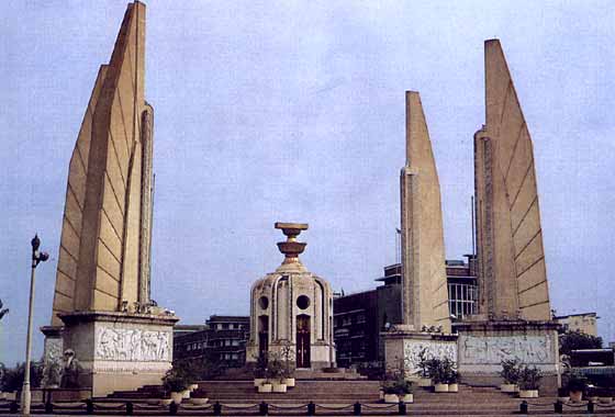 Work : High-reliefs in white cement ornamenting the Victory Monument